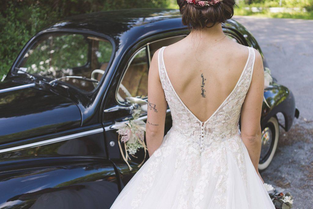 Detalle de la espalda del vestido de novia.