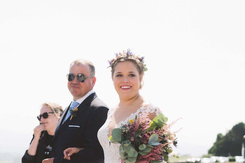 La novia a punto de entrar a la ceremonia con su padre, en el faro de Ortiguera.